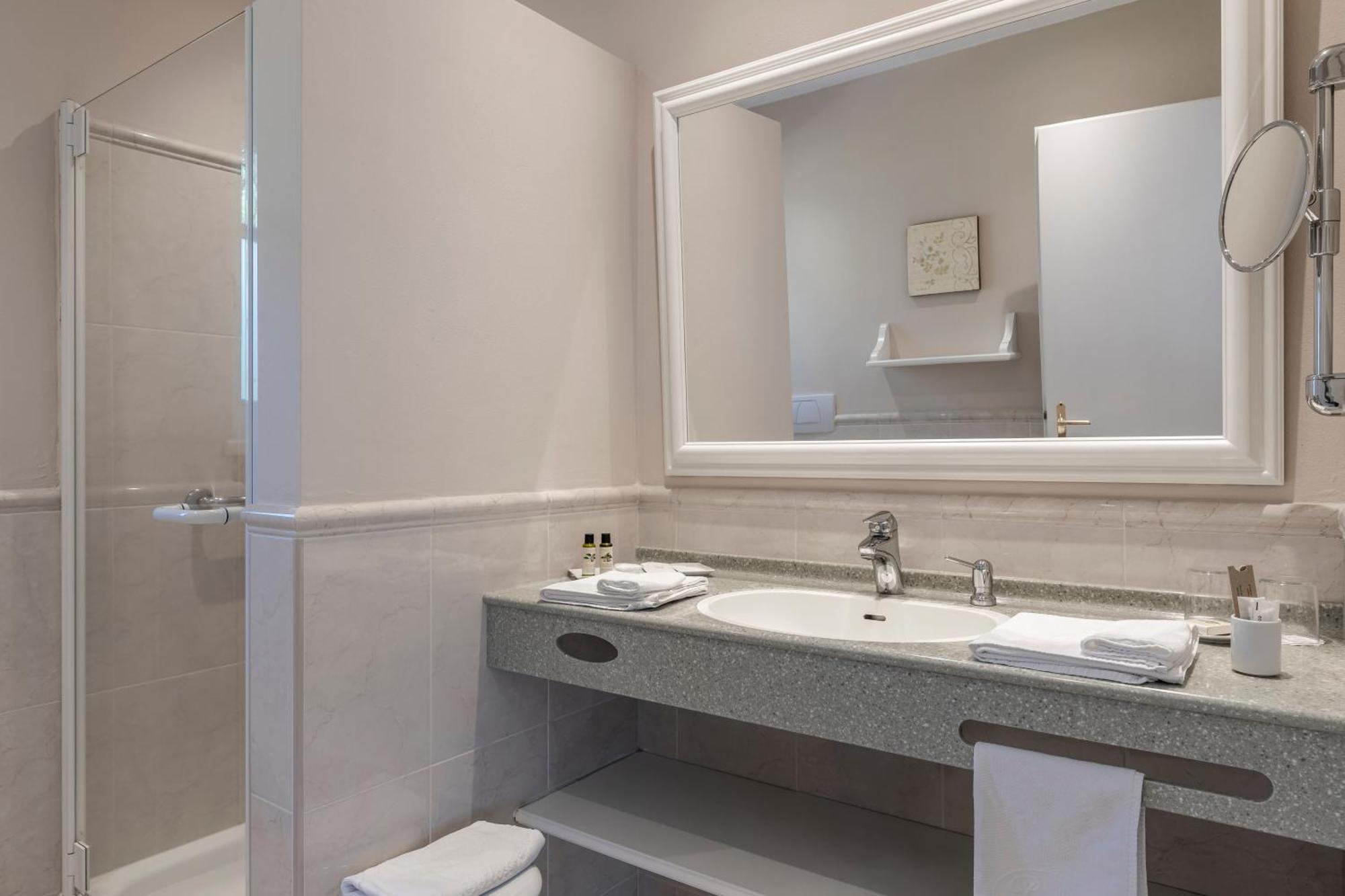 Hotel Pienzenau Am Schlosspark Мерано Номер фото