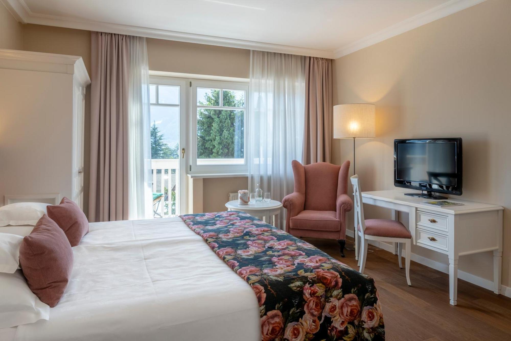 Hotel Pienzenau Am Schlosspark Мерано Экстерьер фото
