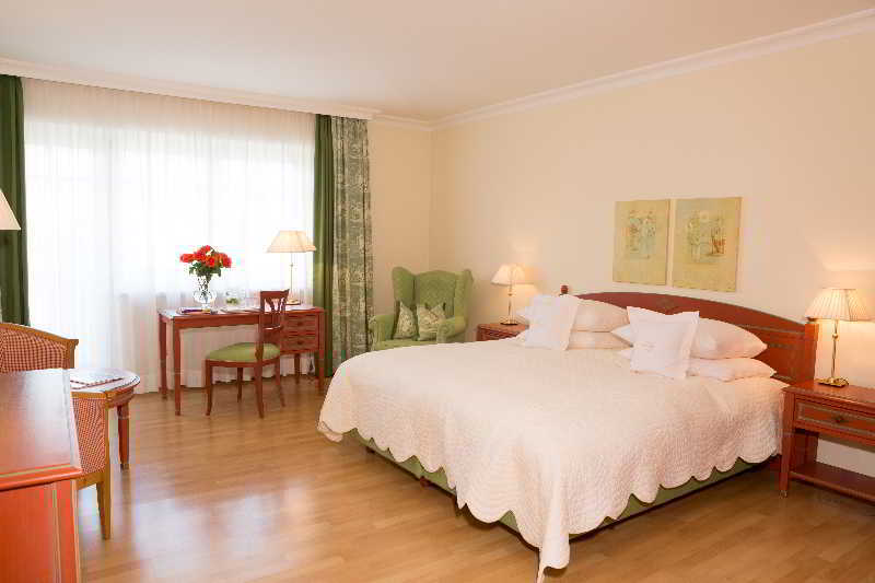 Hotel Pienzenau Am Schlosspark Мерано Экстерьер фото