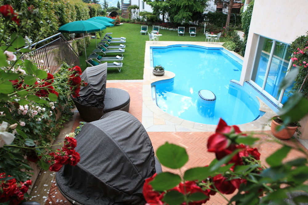 Hotel Pienzenau Am Schlosspark Мерано Экстерьер фото